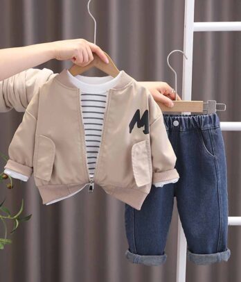 Ensemble de blouson crème composé de trois pièces