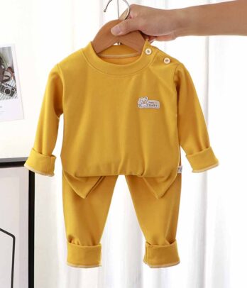 Pyjama jaune simple pour enfants