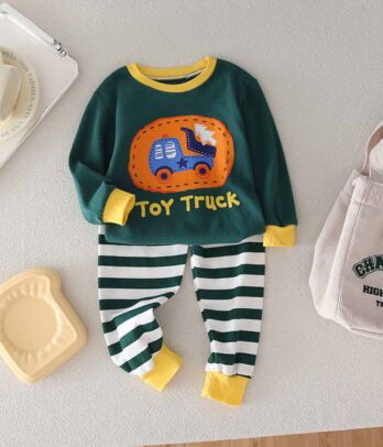 Ensemble de pyjama jaune et vert theme "dinosaure" pour enfants