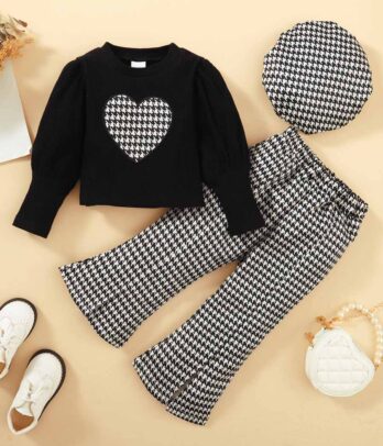 Pantalon pattes d'eph et pull noir avec béret assorti