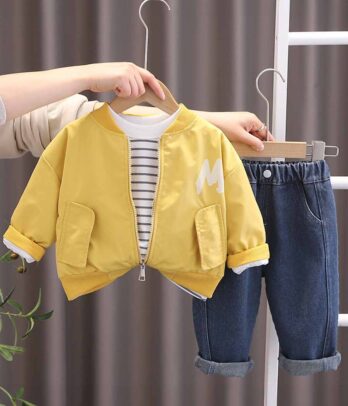 Ensemble veste jaune, pull à rayure et pantalon en jean pour garçon