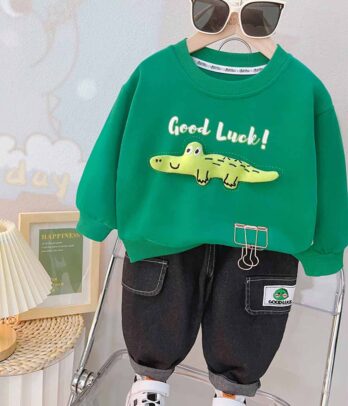 Jean noir et sweat vert crocodile