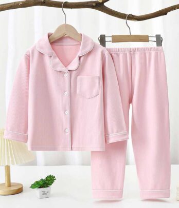 Pyjama de couleur rose avec haut boutonné