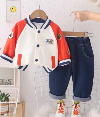 Ensemble style baseball avec pantalon en jean foncé pour garçons