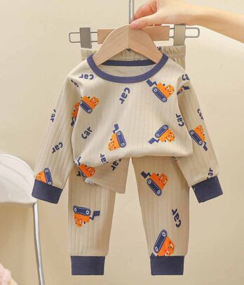 Ensemble de pyjama beige et bleu avec impressions