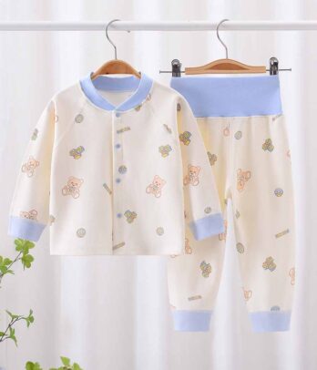 Ensemble de pyjama blanc et bleu imprimé
