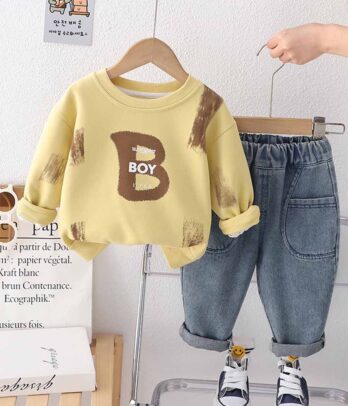Pantalon en jean et sweat jaune imprimé
