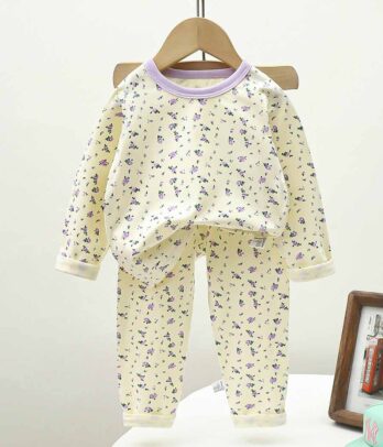 Pyjama blanc cassé orné de fleurs