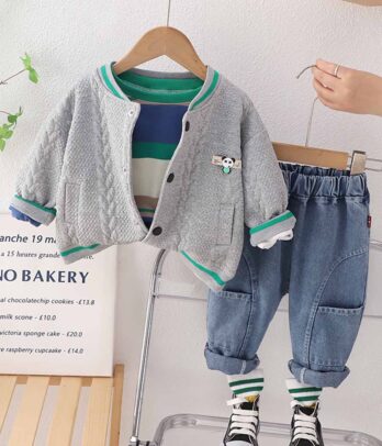 Ensemble de jean, sweat coloré et cardigan en laine grise