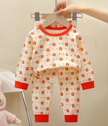 Pyjama doux orné de fleurs
