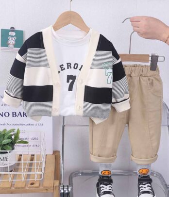 Ensemble de pantalon en toile beige, pull blanc et cardigan à rayures tricolore
