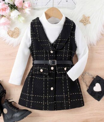 Robe noire sans manches avec pull blanc