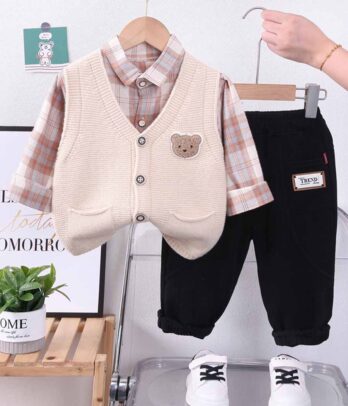 Set classique composé de pantalon noir, chemise et gilet sans manches