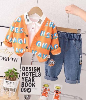 Ensemble de jean clair, chemise blanche et cardigan orange imprimé