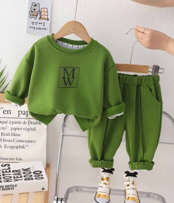 Ensemble de jogging vert composé de deux pièces