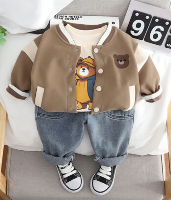 Ensemble trois pièces avec un blouson marron style baseball