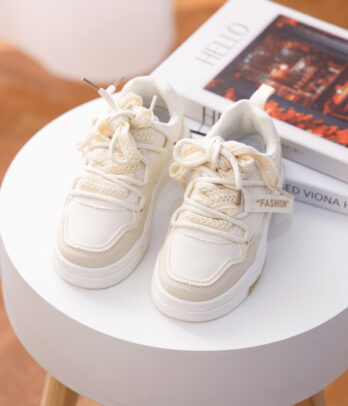 Baskets trendy de couleur blanc cassé pour enfants