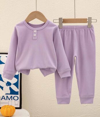 Pyjama de couleur lilas composé de deux pièces