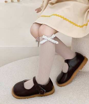 Paire de chaussettes beige à nœuds papillons