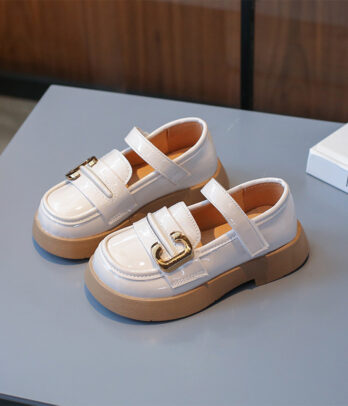 Mocassins blancs satinés avec fermeture à scratch