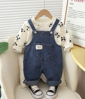 Salopette en jean foncé avec pull bicolore imprimé panda