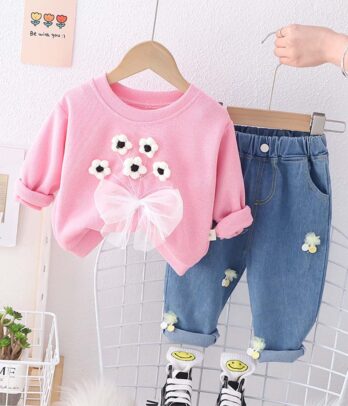 Ensemble de sweat-shirt rose et un pantalon en jean