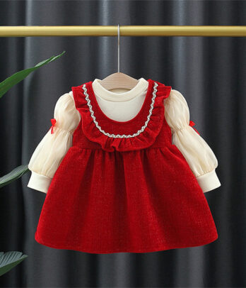 Robe rouge avec pull beige à manches bouffantes