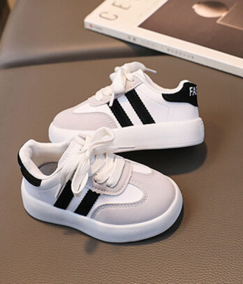 Baskets blanche avec traits noirs et gris pour enfants