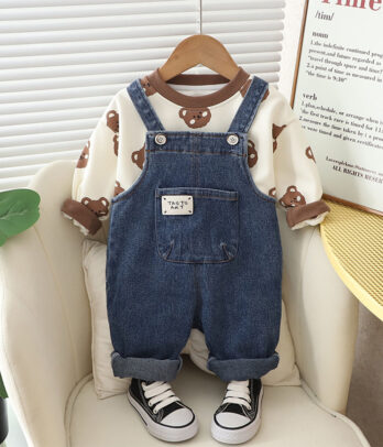 Salopette en jean foncé avec pull bicolore imprimé