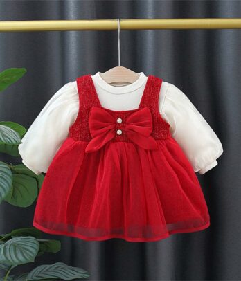 Robe rouge sans manches avec pull blanc