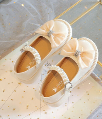 Ballerine blanche vernis avec noeud papiilon
