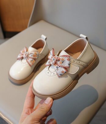 Chaussure beige avec noeud pour fillettes