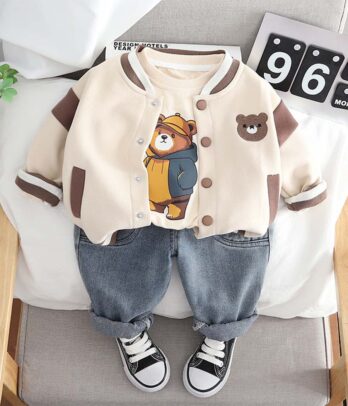 Ensemble trois pièces avec un blouson beige style baseball
