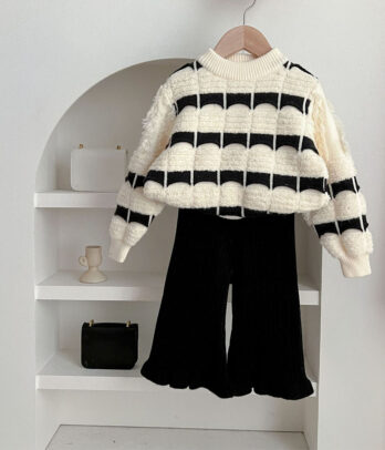 Ensemble de de pull doux à rayures avec pantalon noir large
