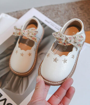 Ballerines blanches parsemées de fleurs brodées