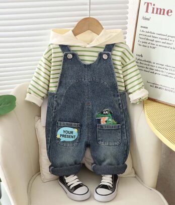 Salopette en jean délavé avec pull à rayures avec capuche