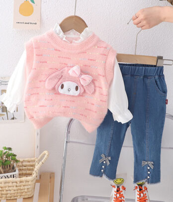 Ensemble de gilet rose et un jean bleu