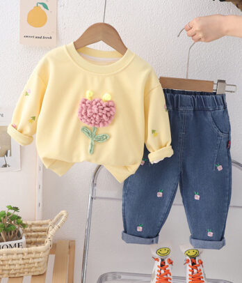 Ensemble de pull jaune et un jean bleu