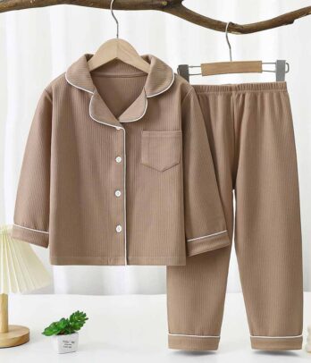 Pyjama de couleur marron avec haut boutonné