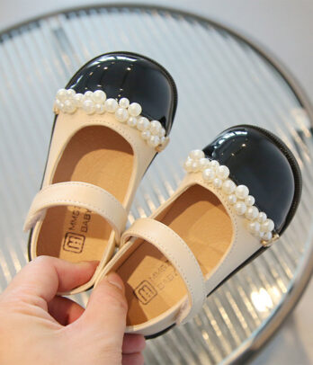 Chaussures noir et beige avec une devanture satinée et perlée