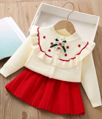 Ensemble de jupe rouge plissée et cardigan blanc