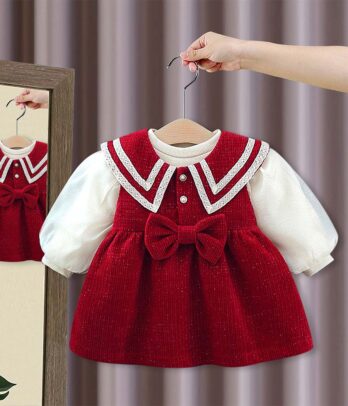 Robe rouge avec pull blanc à manches bouffantes