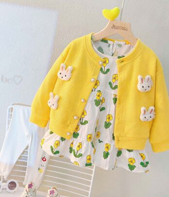 Robe fleurie et gilet jaune