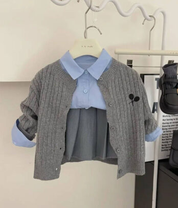 Set de chemise bleu et jupe grise plissée avec cardigan