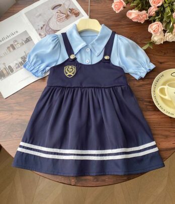 Robe bleue à jupon avec un effet chemise à manches bouffantes
