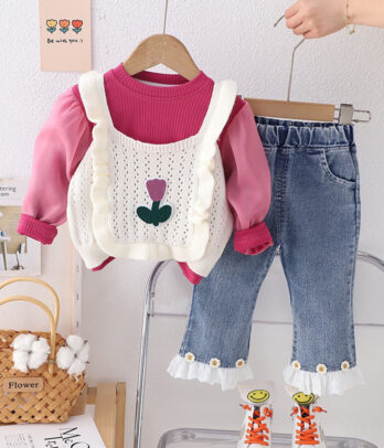 Ensemble de gilet Bordeaux, pull blanc et pantalon en jean clair