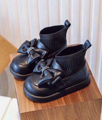 Chaussures noires satinées à nœud papillon avec effet chaussettes