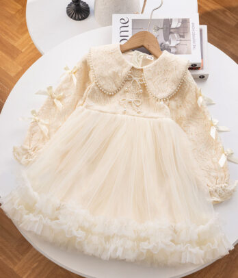 Robe blanc cassé mi longue aux détails délicats