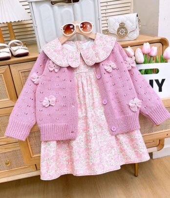 Robe florale rose à col spécial avec cardigan rose tricoté