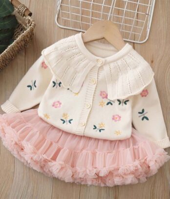 Ensemble de cardigan blanc brodé de fleur et jupe en tulle vaporeux
